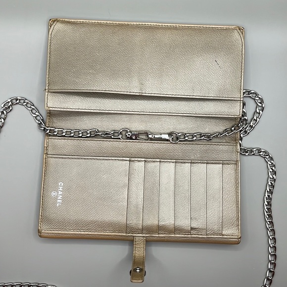 Gorgeous Vintage Chanel wallet light pink/ cream color with silver chain - Picture 8 of 16